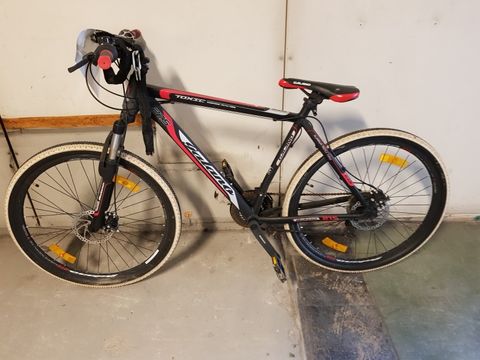 Schwarz-rotes Herrenfahrrad