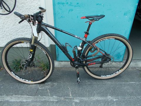 Blau-Schwarzes Herrenfahrrad