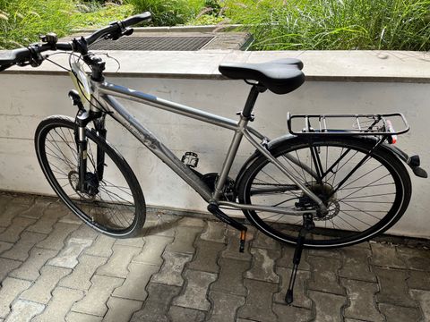 Silbernes Herrenfahrrad