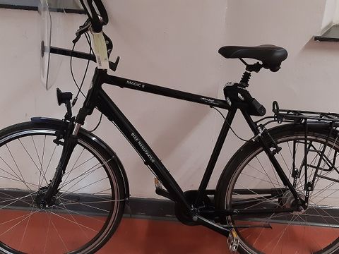 Schwarzes Herrenfahrrad