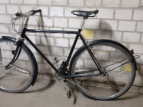 Schwarzes Herrenfahrrad