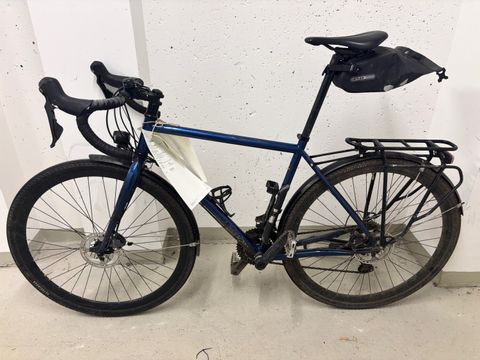 Schwarz-blaues Herrenfahrrad