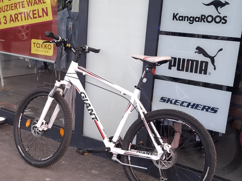 Weißes Herrenfahrrad