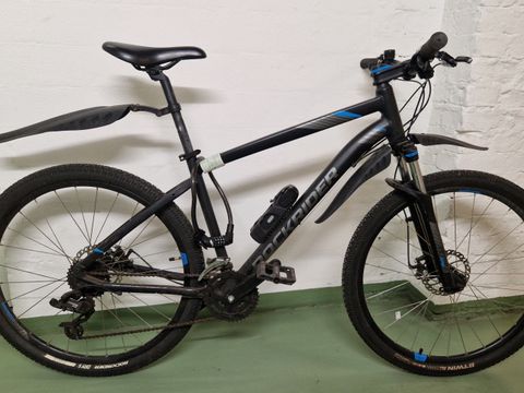 Schwarzes Herrenfahrrad