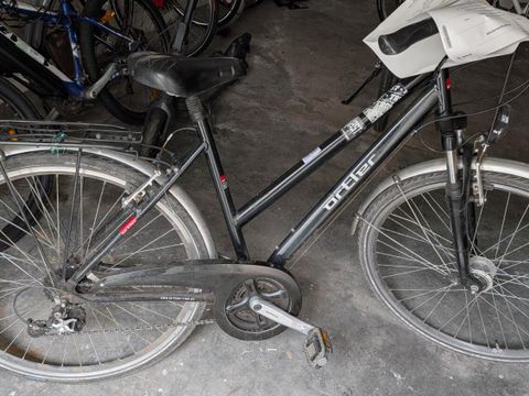 Schwarzes Herrenfahrrad