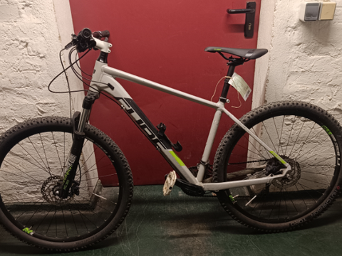 Weißes Herrenfahrrad