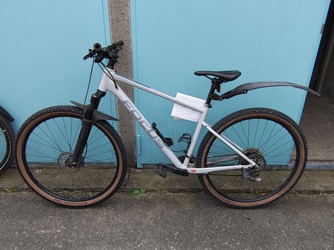 Weißes Herrenfahrrad