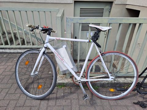Weißes Herrenfahrrad
