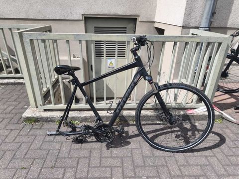 Schwarzes Herrenfahrrad