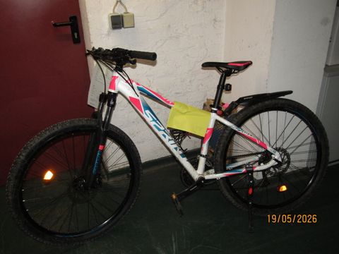 Weiß-blaues Herrenfahrrad