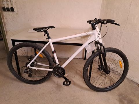 Weißes Herrenfahrrad