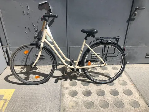 Beiges Damenfahrrad