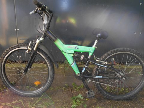 Grün-schwarzes Kinderfahrrad