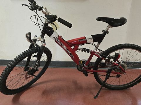 Rot-schwarzes Herrenfahrrad