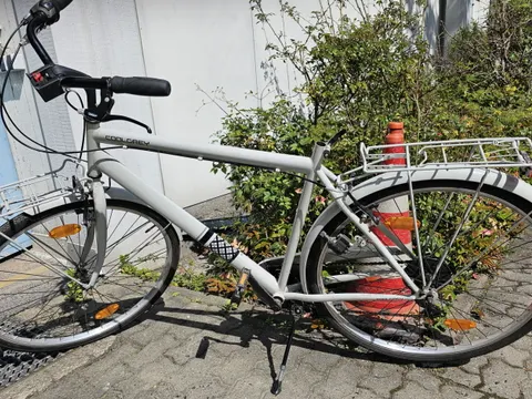 Weißes Herrenfahrrad