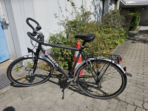 Schwarzes Herrenfahrrad