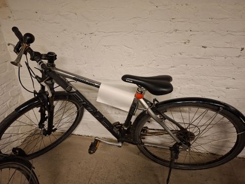 Schwarzes Herrenfahrrad