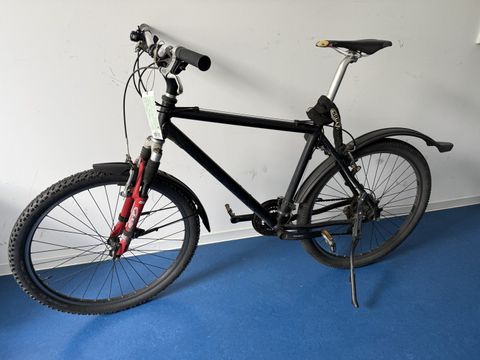 Schwarzes Mountainbike