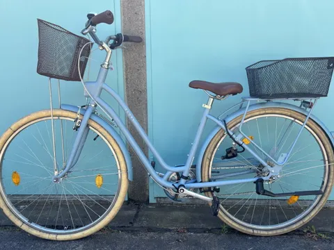 Hellblaues Damenfahrrad