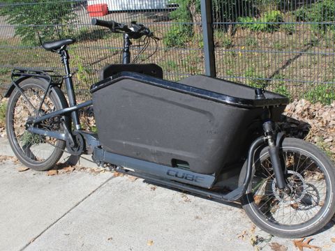 Schwarzes Lastenfahrrad