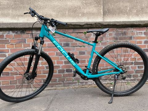 Türkisfarbenes Herrenfahrrad