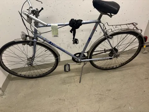 Hellblaues Herrenfahrrad