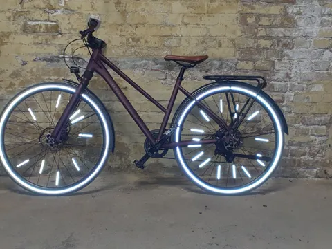 Lilafarbenes Damenfahrrad