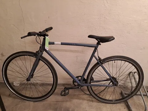 Dunkelgraues Herrenfahrrad