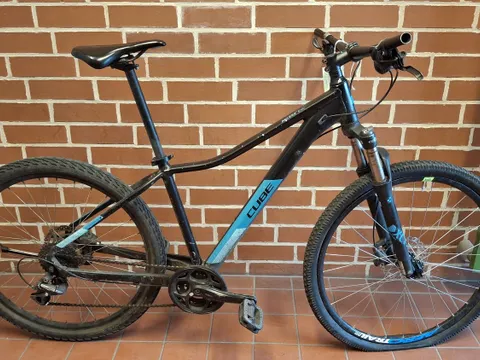 Schwarz-blaues Damenfahrrad
