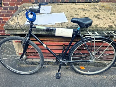 Schwarzes Herrenfahrrad