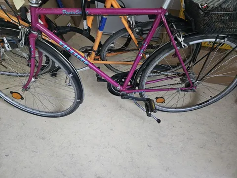 Rotes Herrenfahrrad