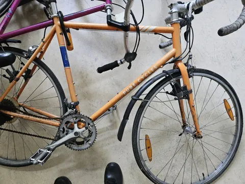 Orangefarbenes Herrenfahrrad