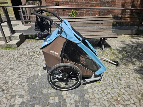 Blau-brauner Fahrradanhänger
