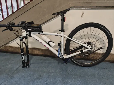 Weißes Herrenfahrrad