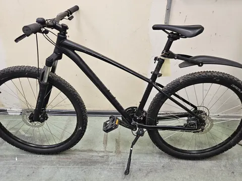 Schwarzes Herrenfahrrad