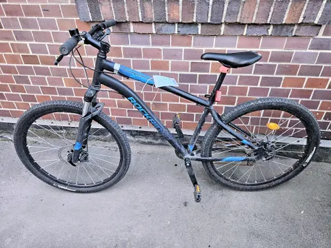 Schwarz-blaues Herrenfahrrad