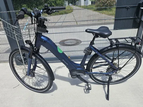 Blaues E-Bike