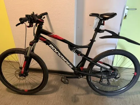 Schwarzes Herrenfahrrad