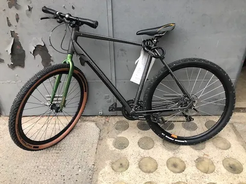 Schwarz-graues Herrenfahrrad