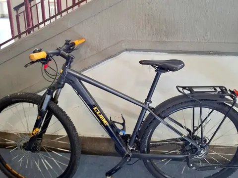 Graues Herrenfahrrad