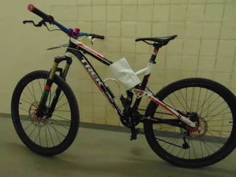 Schwarz-weißes Fahrrad