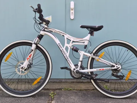 Weißes Herrenfahrrad