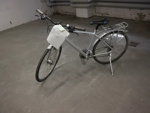 Silberfarbenes Herrenfahrrad