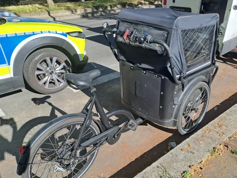 Schwarzes Lastenfahrrad