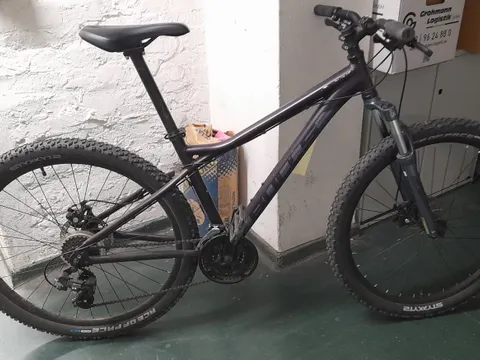 Lila-farbenes Fahrrad