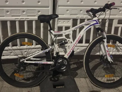 Weißes Fahrrad