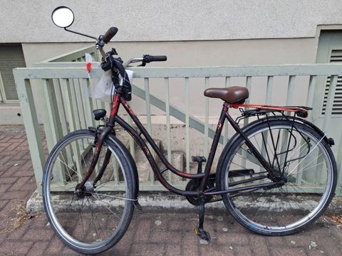 Schwarz-rotes Damenfahrrad