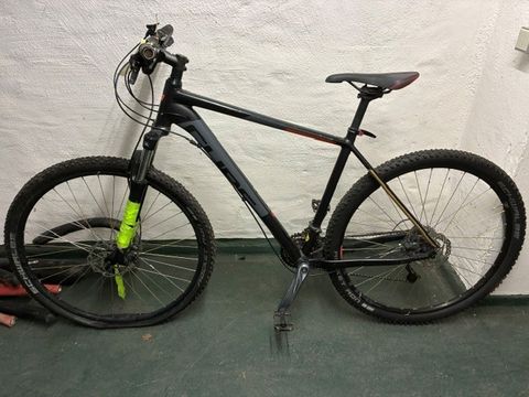 Grau-schwarzes Mountainbike
