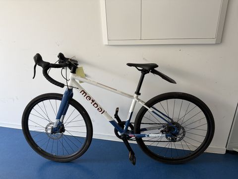 Weiß-blaues Rennrad