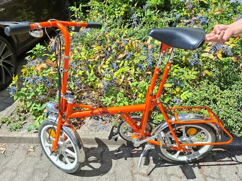 Orangefarbenes Fahrrad